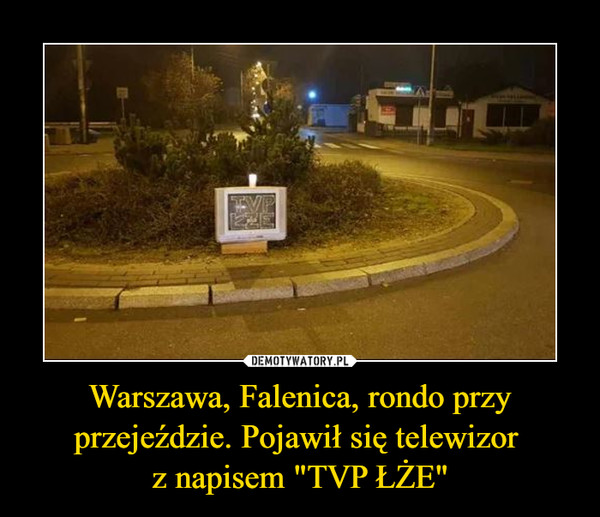 Warszawa, Falenica, rondo przy przejeździe. Pojawił się telewizor z napisem "TVP ŁŻE" –  